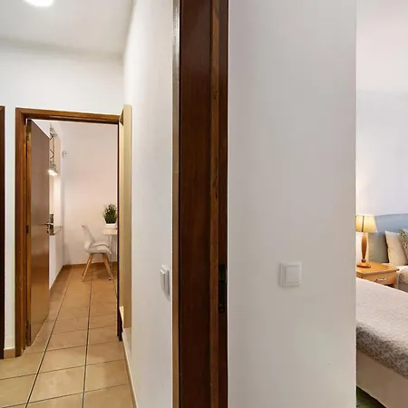 Directly To The Two Bedrooms Διαμέρισμα