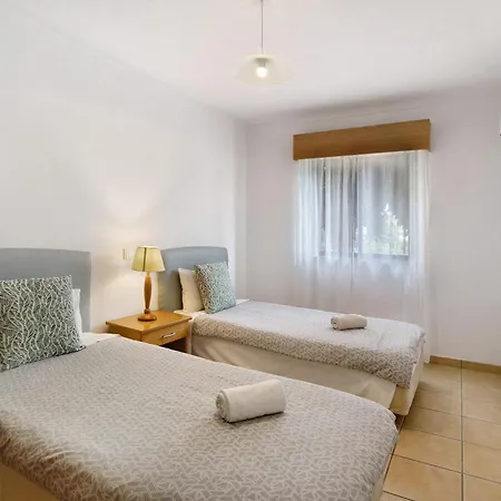 Directly To The Two Bedrooms Καρβοέιρο