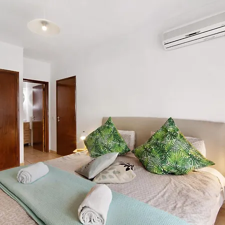 Directly To The Two Bedrooms Διαμέρισμα